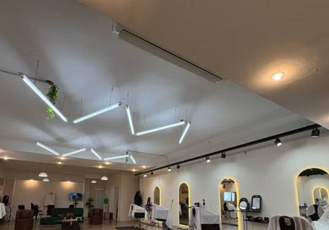 Salón LMG de día, con luz natural y espejos arqueados.